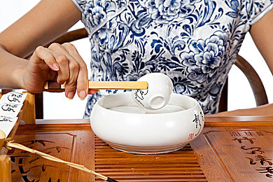 已满18点击进入秘：网络清朗新篇章：揭秘严格监管背后的健康成长守卫战