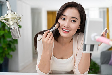 黄色视频3.0.3免费vivo版大全装扮2023：视觉盛宴，个性装扮，vivo专享，畅游《黄色视频》新世界-2