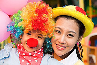 少妇在厨房做爱：网络热议：居民楼内不雅视频引发关注，家庭暴力问题再引深思-1