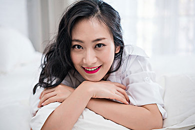 JuliaAnn艳妇与黑人：跨文化互动引发热议：网络红人JuliaAnn与种族歧视的反思与展望-1