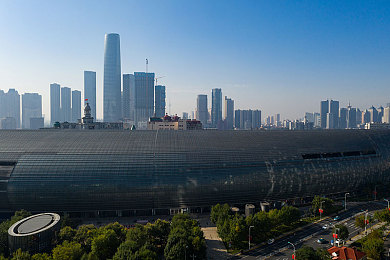 两人晚上打扑克视频软件：虚拟牌桌，现实社交：新潮流线上娱乐的社交革命，生活新篇章-2