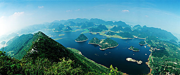 体育生浴室自慰chinese：揭秘体育生浴室生活：汗水背后的激情与成长