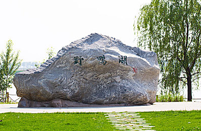 乌兰图雅美女毛片一级：网络谣言陷阱：揭秘“乌兰图雅”事件，共筑清朗网络空间