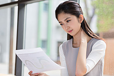 艳女：美艳纠葛，道德试炼：探索人生价值与道德边界之谜-1