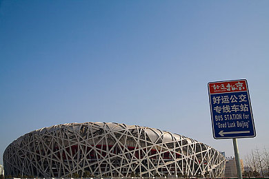 金发尤物被大战黑巨茎：奇幻冒险之旅：金发尤物与黑巨茎的激战乐园-1