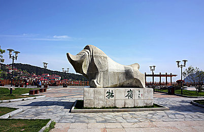 白嫩少妇被两个黑人猛男：狂野探险之旅：勇闯未知，激情四溢，挑战极限-2