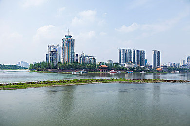 三个老头拥着躁我：“公共场所守护者：女性权益与社会道德的反思与行动”-2