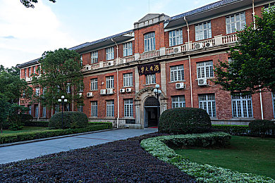 西装男人办公室激情：职场情感解码：和谐办公，共筑温馨职场-2