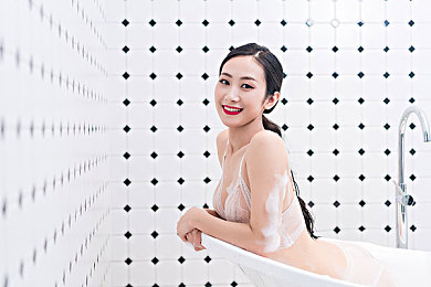 将坤坤申请女生的定眼：浪漫互动之旅，心动体验尽在坤坤情缘游戏世界