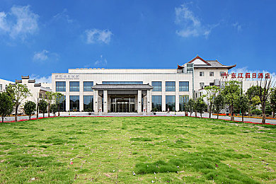 少妇被三个老头玩弄：“权力阴影下的悲歌：古代女性命运与社会反思的启示录”-1