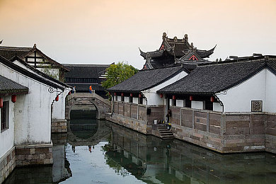 已满十八周岁带好纸：畅游奇幻世界，十八成人心悦乐享之旅-2