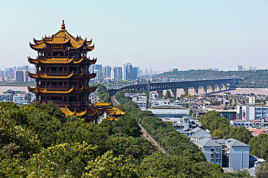 AI换脸迪丽热巴大战黑人：人脸魔术引发道德漩涡，迪丽热巴与黑人“对决”引热议