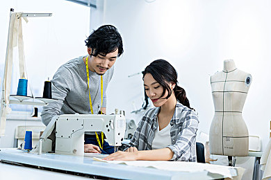 女仆扒开 用棉签或冰块：揭秘神秘女仆独特艺术瞬间：棉签冰块演绎冰与火的魅力-5