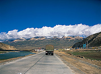 巜商务旅行戴绿色帽的：绿色智慧帽，商务旅途新风景-4