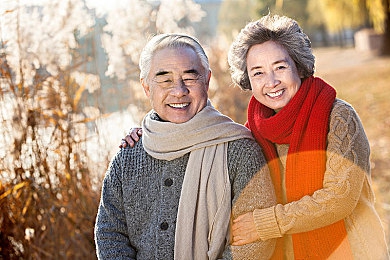 美女不穿衣服裤子的软件：网络裸露边界争议：社交新软件引发伦理大讨论