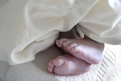 2人 上面1人 下故事：洪水孤岛生死抉择：夫妇无私牺牲，彰显人性光辉与家庭力量-3