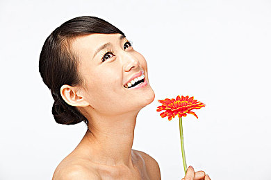 艳女直播APP：直播狂欢背后：艳女平台走红，网络直播规范待提升-5